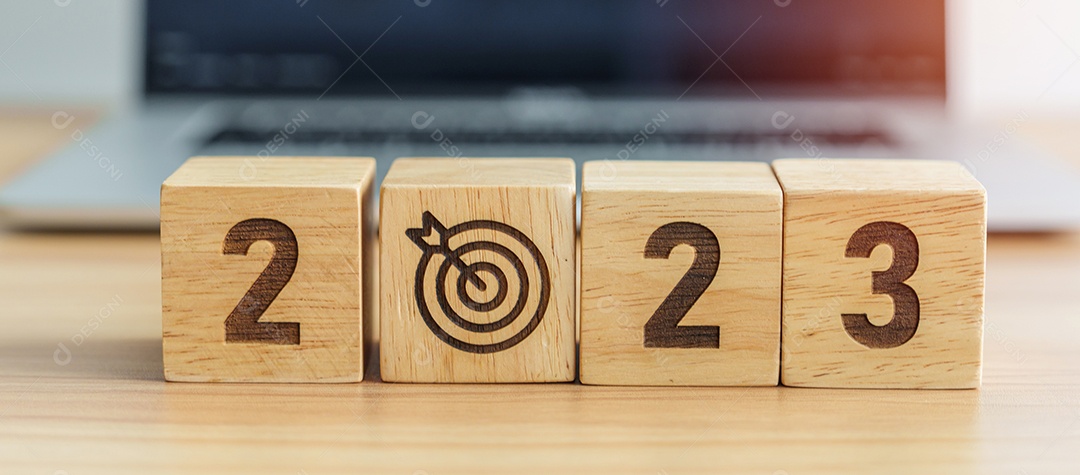 Bloco do ano de 2023 com ícone de alvo de dardos na parte traseira do laptop do computador