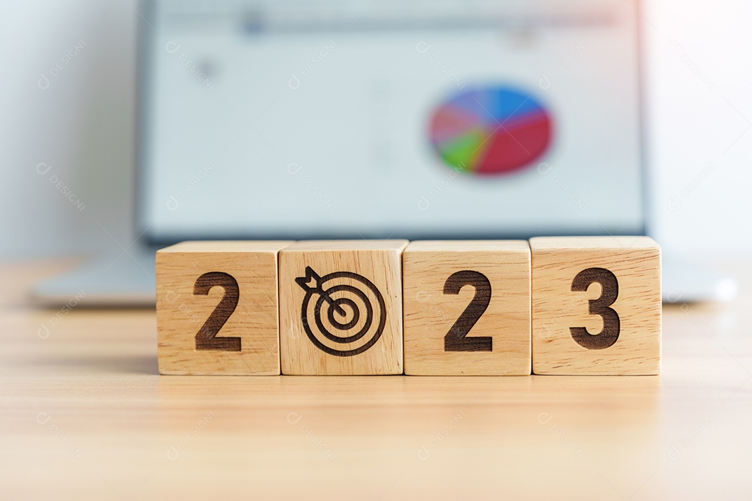 Bloco do ano de 2023 com ícone de alvo de dardos na parte traseira do laptop do computador