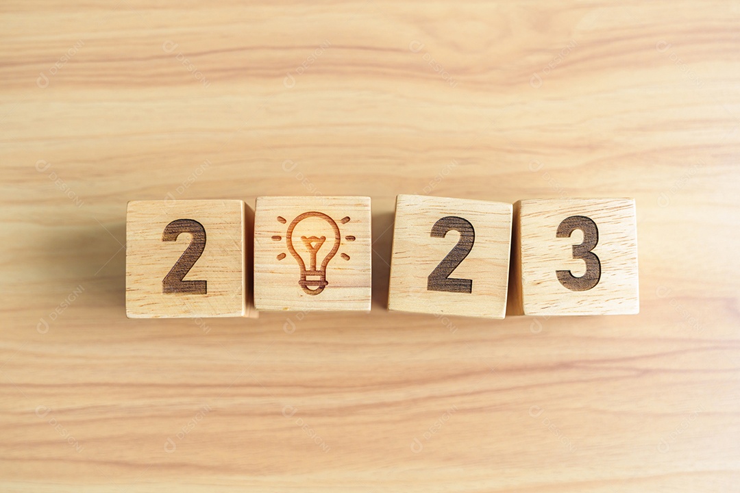 Bloco de 2023 com ícone de lâmpada. Ideia de negócio, criativo, pensamento, brainstorm, objetivo, resolução, estratégia, plano, ação, mudança e conceitos de início de ano novo