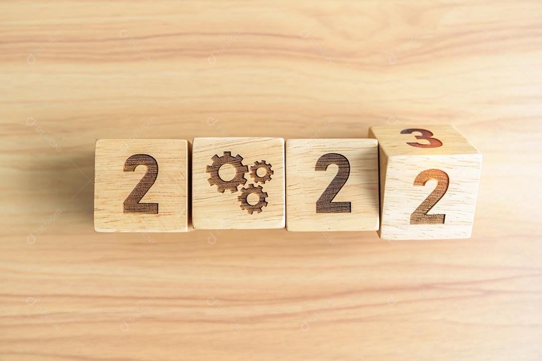 2022 muda para o bloco 2023 com ícone de engrenagem. Processo de negócios, equipe, trabalho em equipe, objetivo, alvo, resolução, estratégia, plano, ação, motivação, mudança, brainstorm e conceitos de início de ano novo