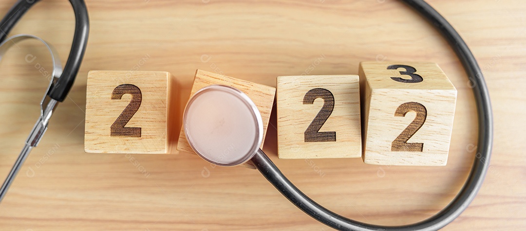 2023 Feliz Ano Novo para cuidados de saúde, seguros, bem-estar e conceito médico. Estetoscópio de médico na mesa