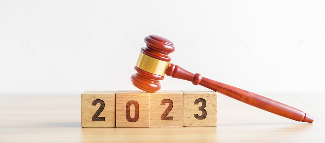 Bloco de 2023 com martelo de juiz na mesa. Lei, advogado, julgamento, leilão de justiça e conceito de licitação