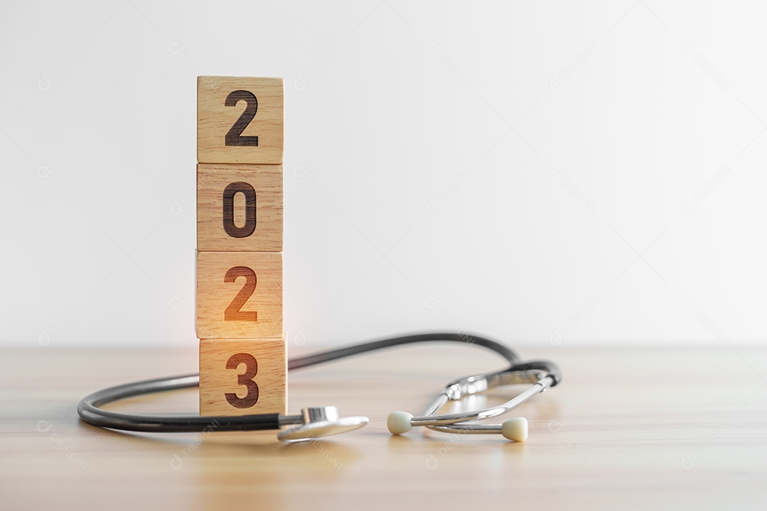 2023 Feliz Ano Novo para cuidados de saúde, seguros, bem-estar e conceito médico. Estetoscópio de médico na mesa