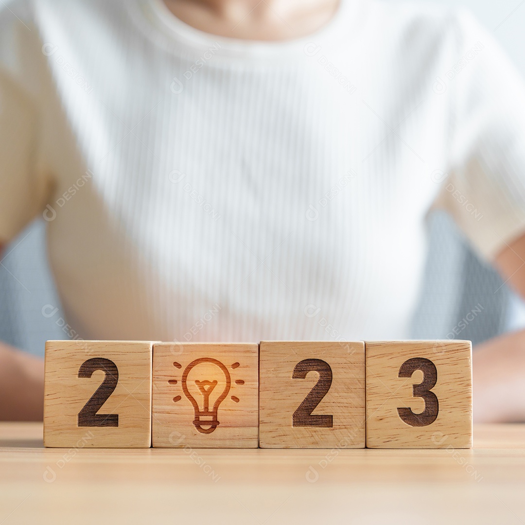 Bloco 2023 com lâmpada. Ideia de negócio, criativo, pensamento, brainstorm, objetivo, resolução, estratégia, plano, ação, mudança e conceitos de início de ano novo