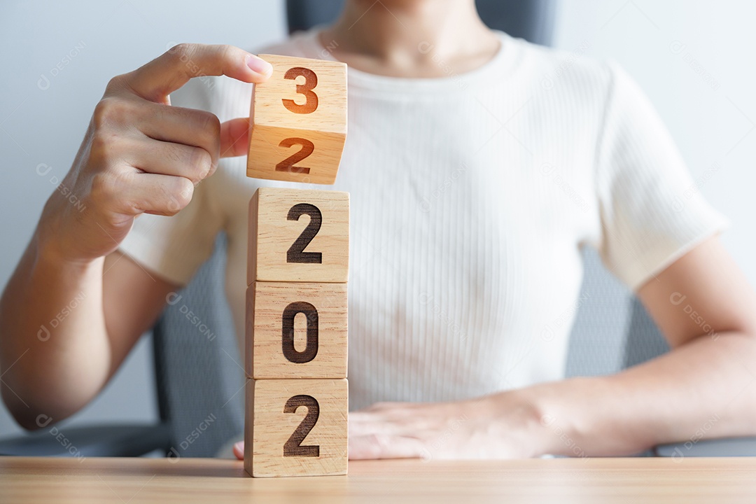 Mudança de 2022 para bloco de 2023 anos na tabela. objetivo, resolução, estratégia, plano, início, orçamento, missão, ação, motivação e conceitos de ano novo