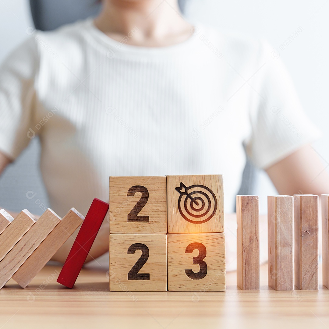 2023 ano com queda de blocos na mesa, Gestão de Riscos, recessão, finanças empresariais, Resolução, estratégia, objetivo, planejamento de Ano Novo e conceitos de economia de inflação