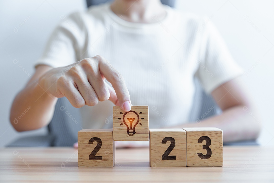 Bloco 2023 com lâmpada. Ideia de negócio, criativo, pensamento, brainstorm, objetivo, resolução, estratégia, plano, ação, mudança e conceitos de início de ano novo