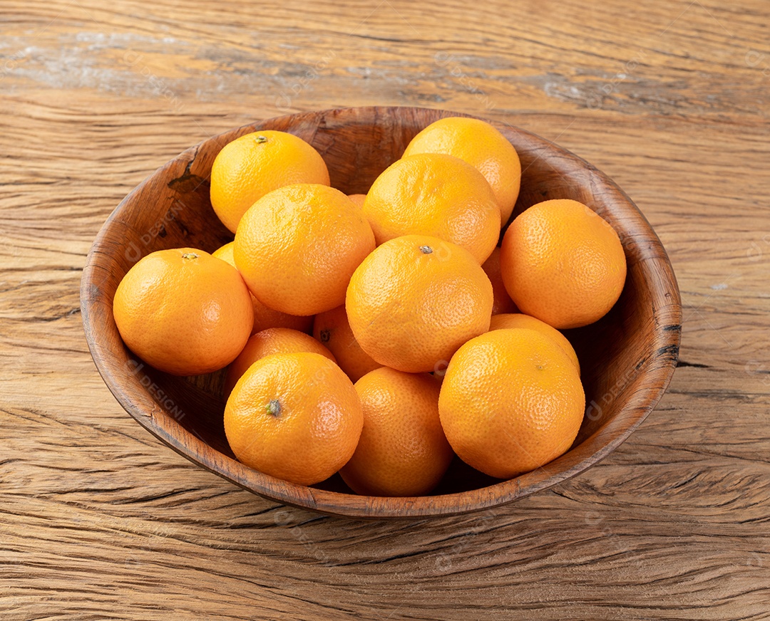 Mini tangerinas em uma tigela isolada sobre fundo branco.