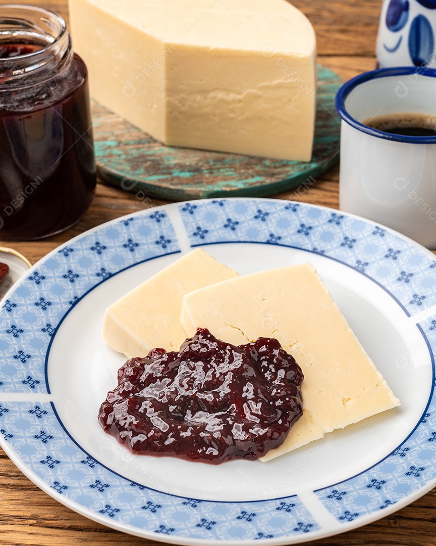 Queijo artesanal de Alagoa de Minas Gerais, Brasil com geleia e café.