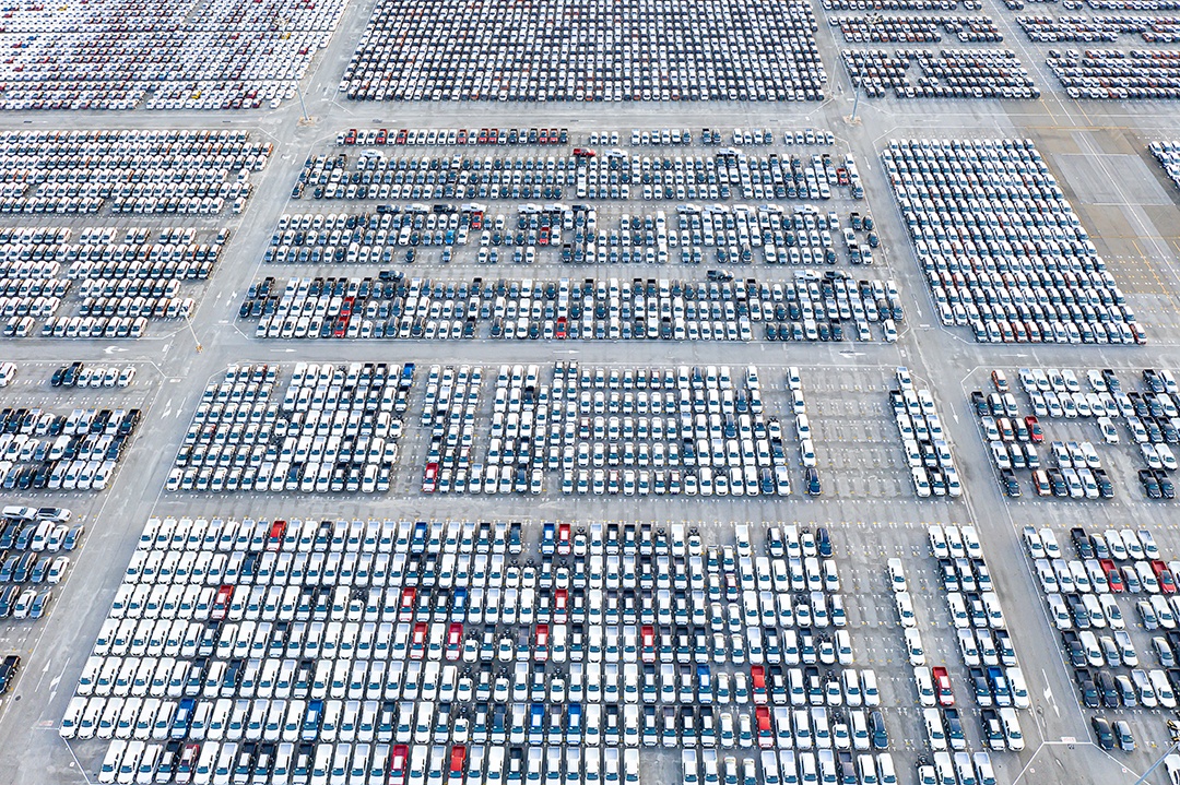 Vista aérea Carros novos estacionados em portos se preparando para exportação para países estrangeiros, conceito sobre a indústria automotiva.f