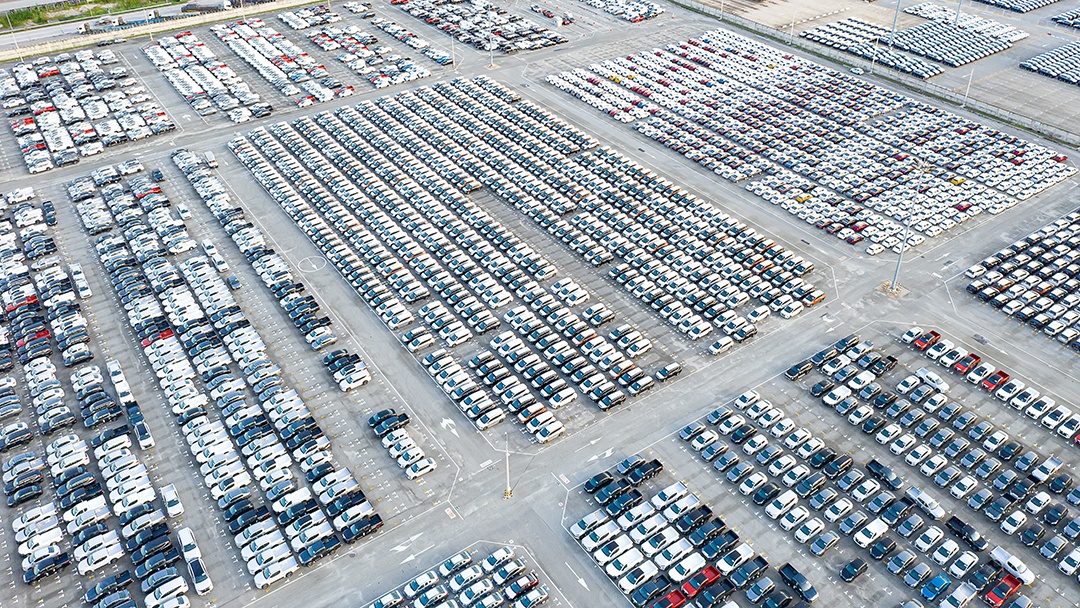 Vista aérea Carros novos estacionados em portos se preparando para exportação para países estrangeiros, conceito sobre a indústria automotiva.