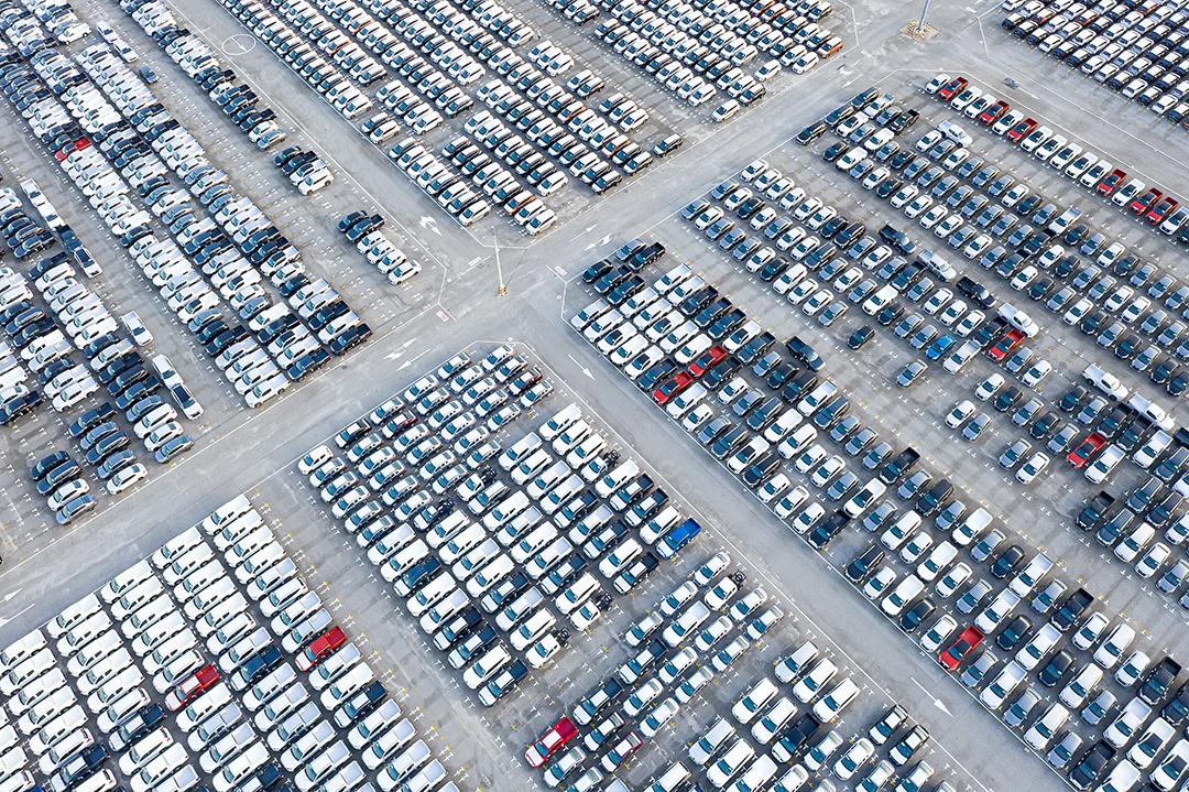 Vista aérea Carros novos estacionados em portos se preparando para exportação para países estrangeiros, conceito sobre a indústria automotiva.