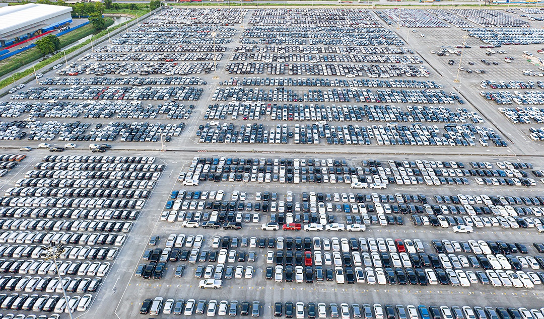 Vista aérea Carros novos estacionados em portos se preparando para exportação para países estrangeiros, conceito sobre a indústria automotiva.