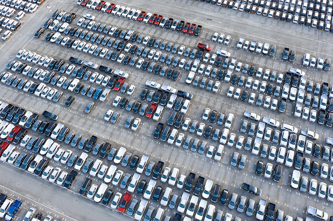 Vista aérea Carros novos estacionados em portos se preparando para exportação para países estrangeiros, conceito sobre a indústria automotiva.