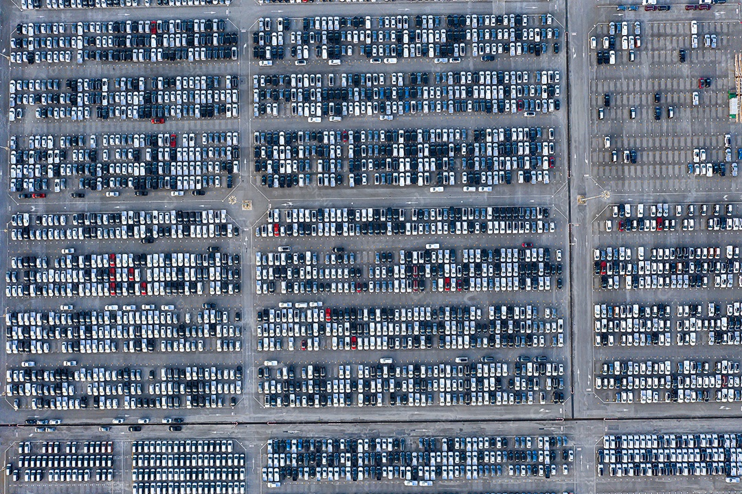 Vista aérea Carros novos estacionados em portos se preparando para exportação para países estrangeiros, conceito sobre a indústria automotiva.