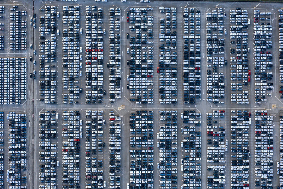 Vista aérea Carros novos estacionados em portos se preparando para exportação para países estrangeiros, conceito sobre a indústria automotiva.