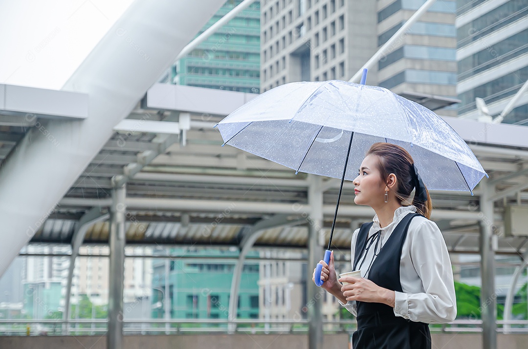 Linda mulher asiática segurando um guarda-chuva e uma caneca