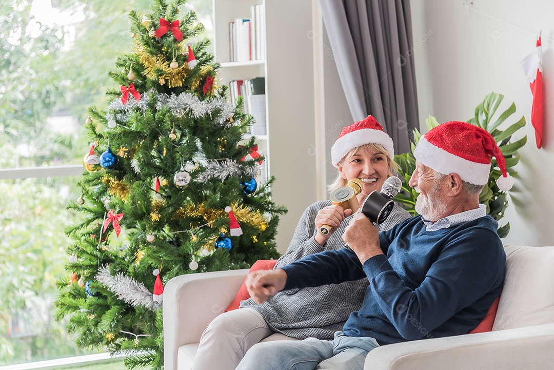 Casal de idosos decorando a árvore de natal