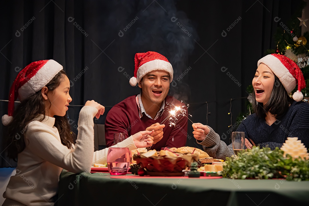 Família e filha jantando na festa de Natal.