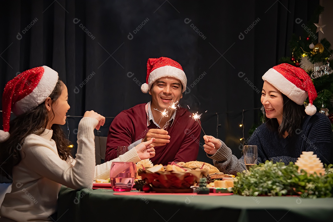 Família e filha jantando na festa de Natal.