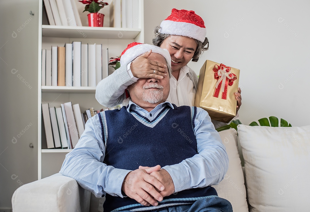 Casal idosos surpreende marido dando presentes no dia de Natal.