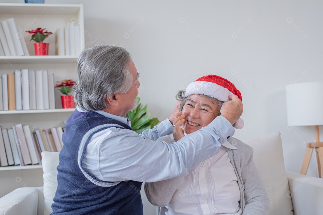 Casal senhor surpreende marido dando presentes no dia de Natal.