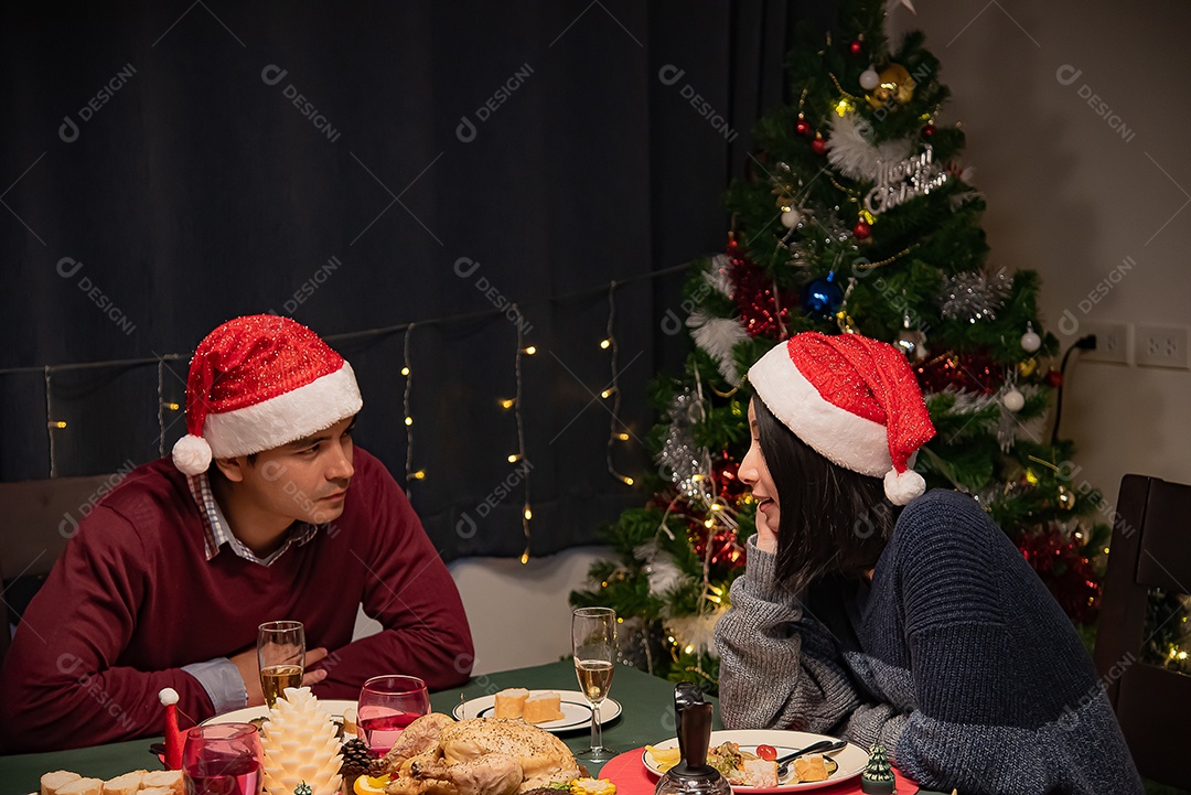 Casal jovem tendo uma refeição nas celebrações de Natal