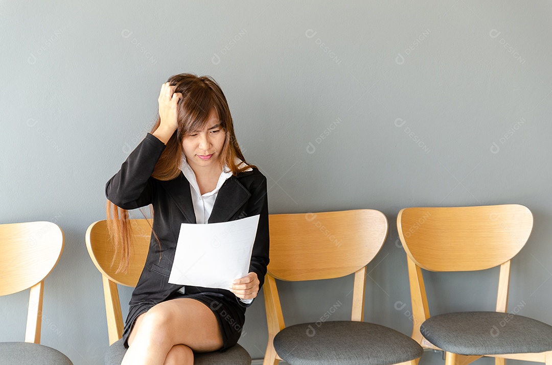 Mulher de negócios asiática séria com teste para entrar em um emprego ou promover