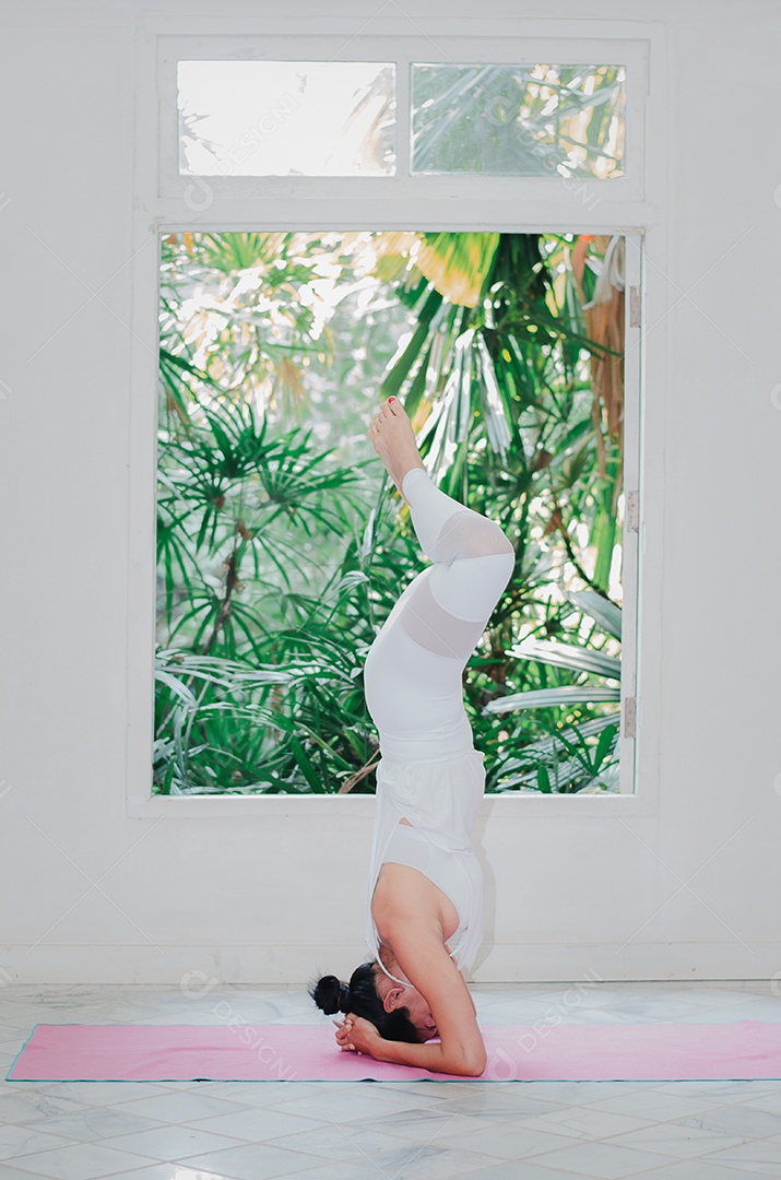 Mulher asiática se exercitando em casa praticando ioga