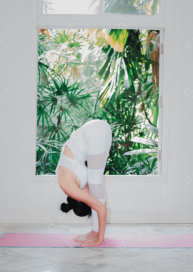 Mulher asiática se exercitando em casa praticando ioga