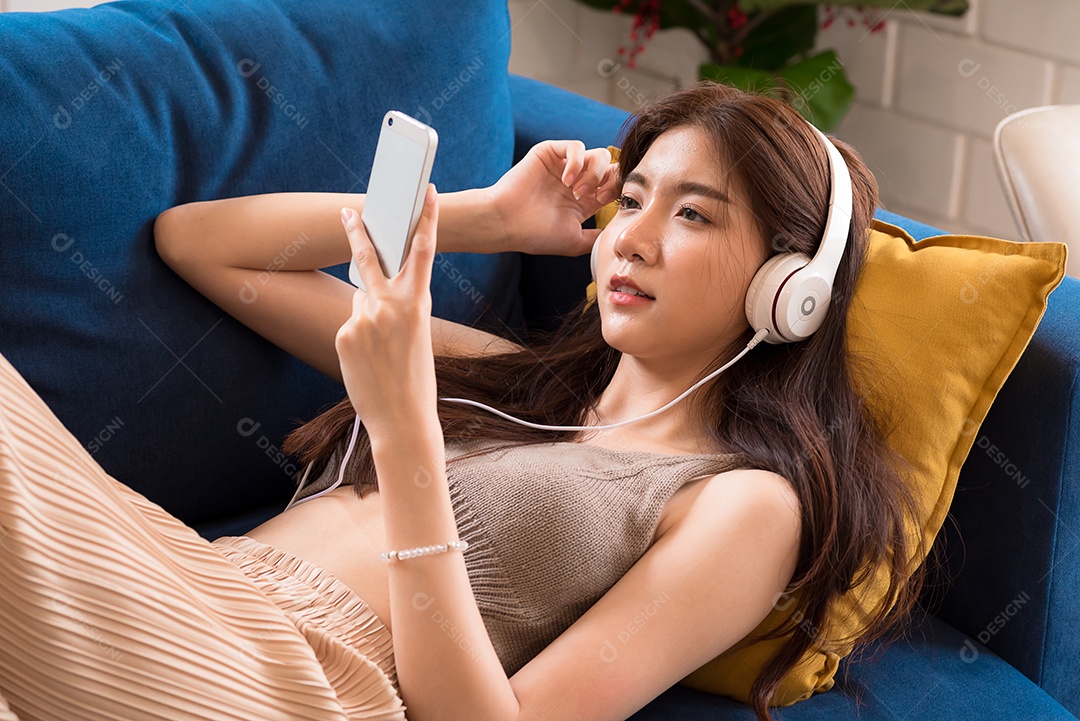 Mulher jovem asiática com fones de ouvido