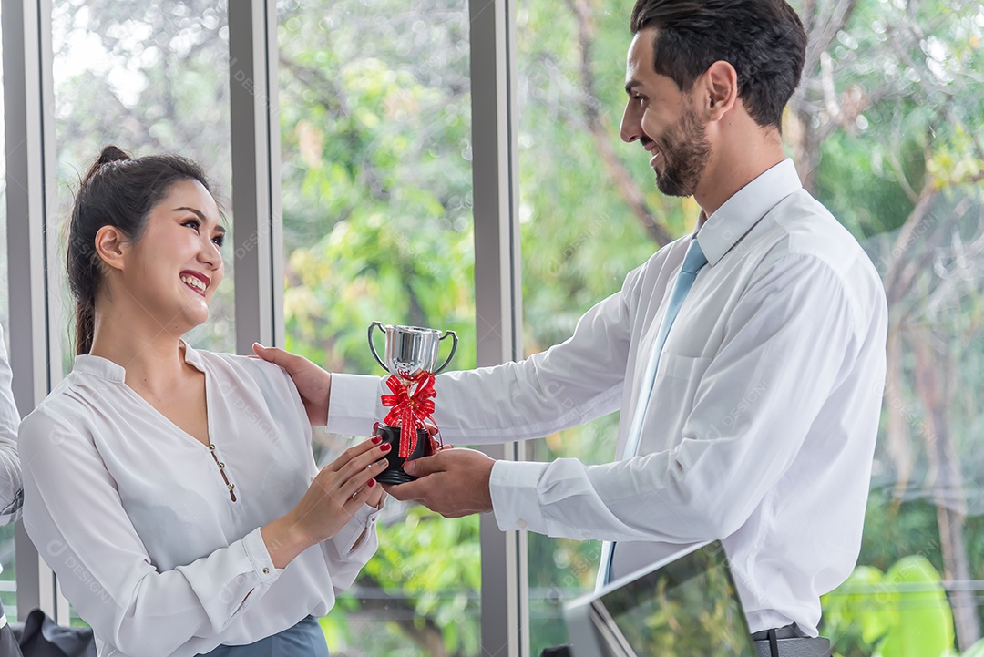 Chefe apresentou um prêmio para funcionárias de destaque