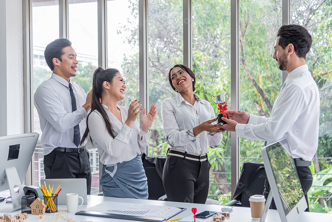 Chefe apresentou um prêmio para funcionárias de destaque