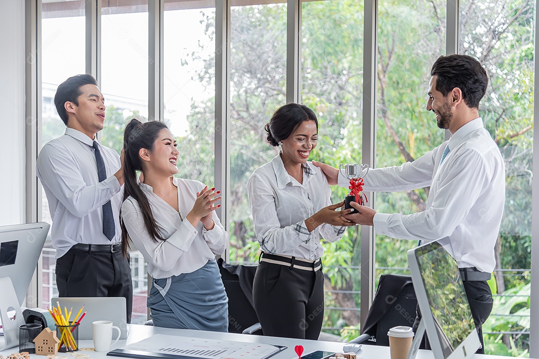 Chefe apresentou um prêmio para funcionárias de destaque