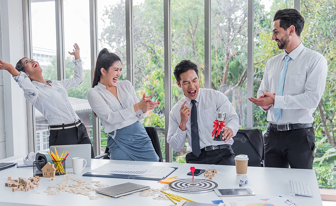 Chefe apresentou um prêmio para funcionários destacados