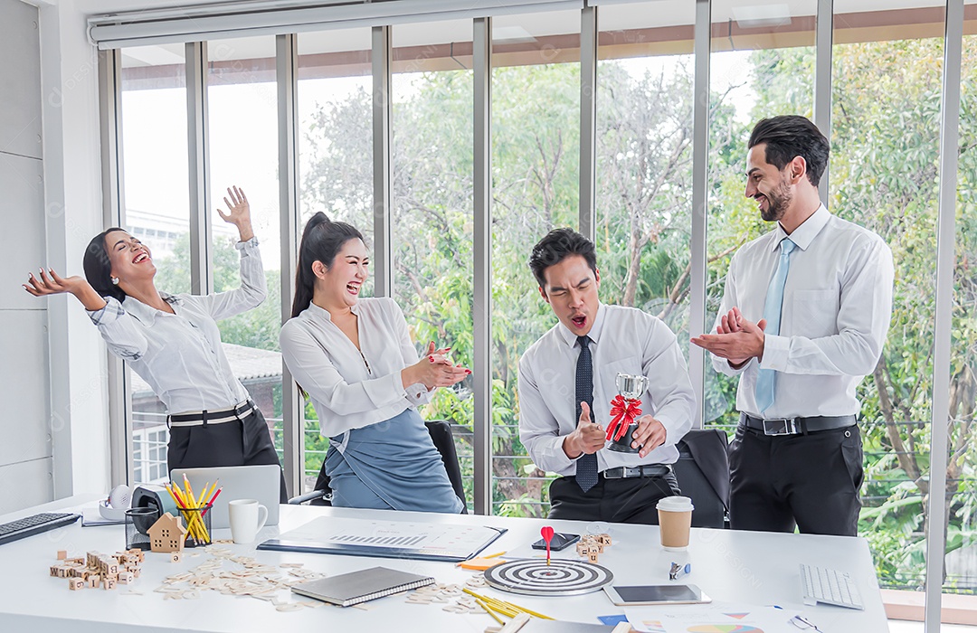 Chefe apresentou um prêmio para funcionários destacados