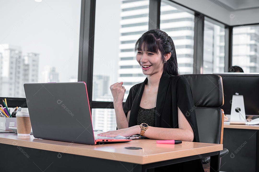 Linda mulher de negócios asiáticos levantando os braços para parabenizar