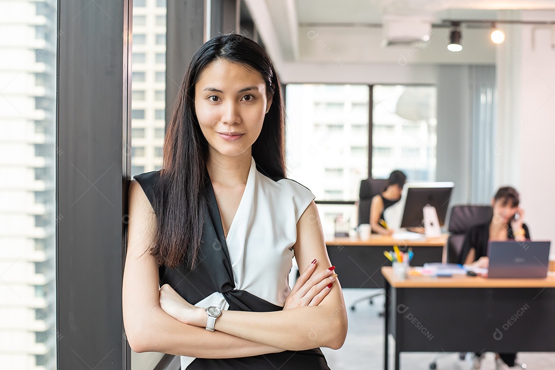Linda mulher asiática fica com confiança e olhando a câmera