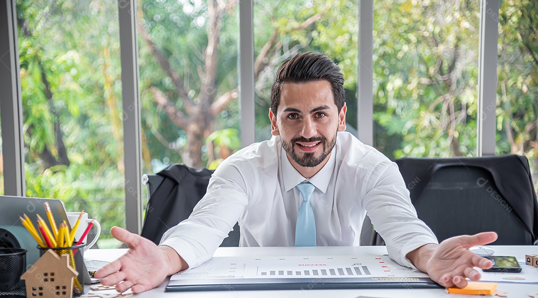 Homem de negócios recruta funcionários para trabalharem juntos