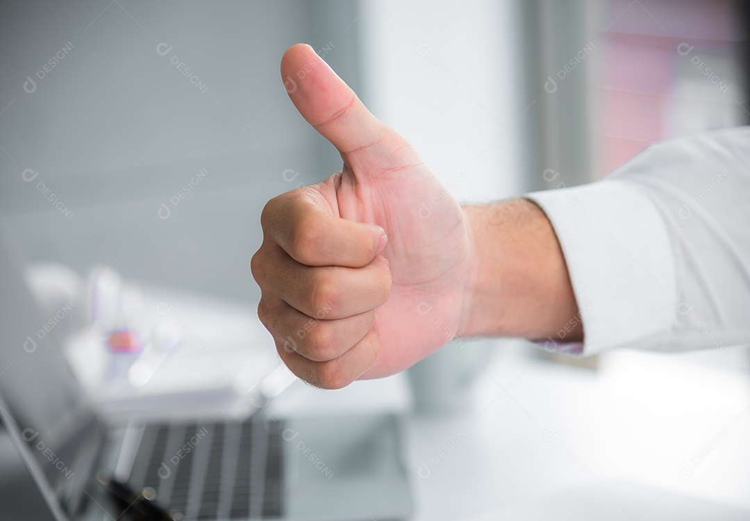 Homem de negócios mostrar símbolo bater com sucesso, vitória