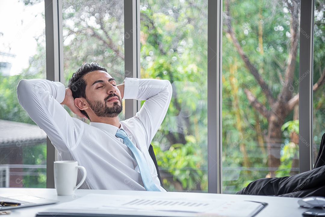 Homem de negócios sentado relaxado no escritório moderno
