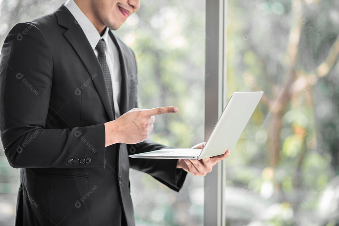 Empresário apontando dedo para tablet