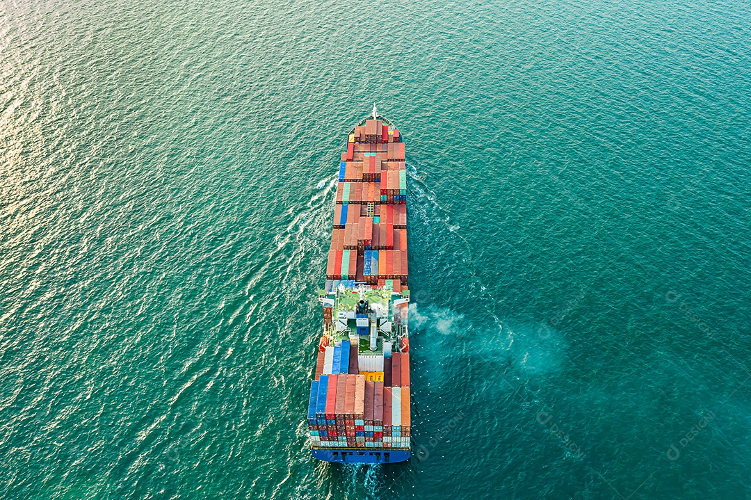 Navio de carga transportando contêiner para registro comercial de importação e exportação