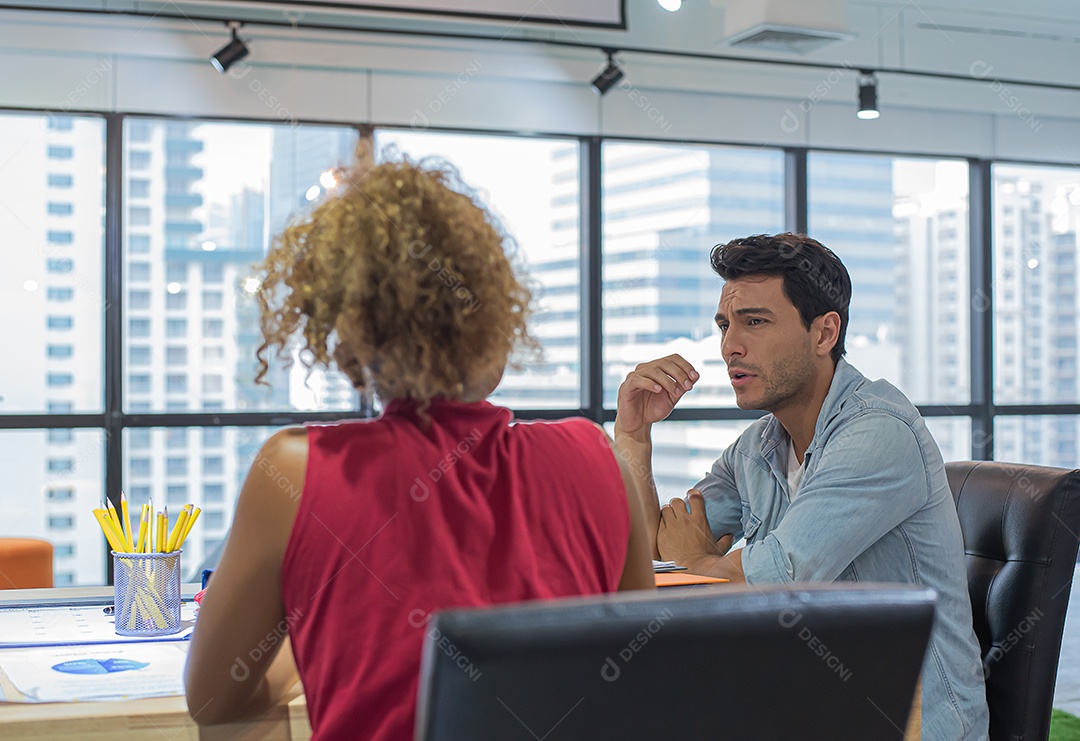 Colegas discutem conclusões em reuniões de escritório modernas