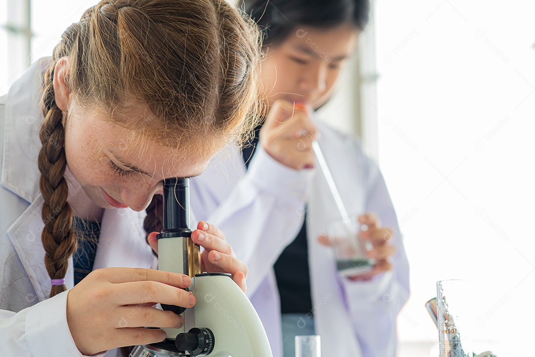 As crianças do grupo estudam assuntos científicos e fazem experimentos