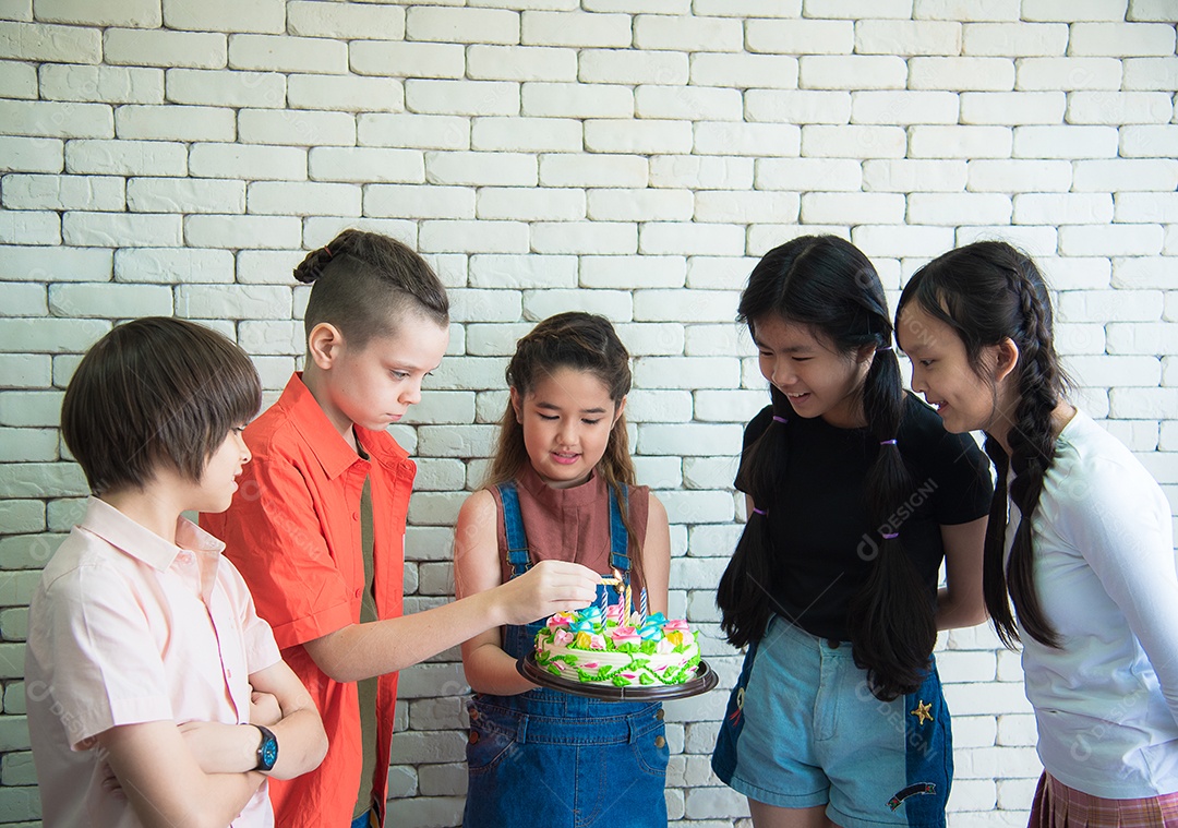 Grupo de alunos realizou uma festa de aniversário para seus colegas