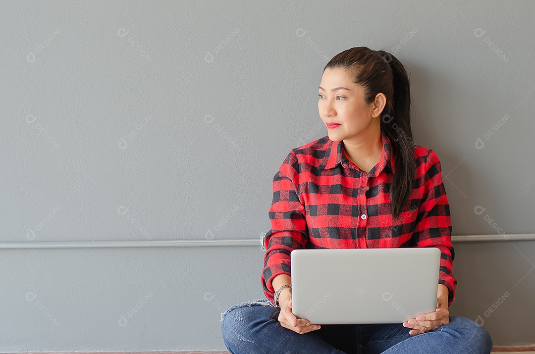 Alunos de mestrado sentam e pensam em projetos