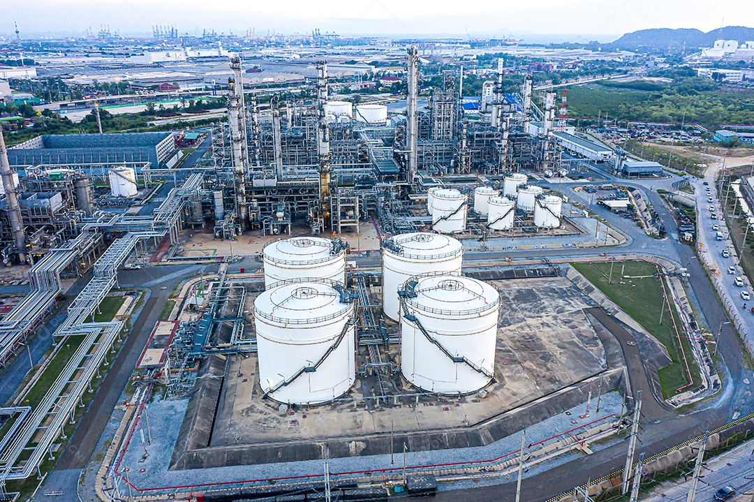 Planta de refinaria de petróleo da zona industrial, óleo e gás de vista aérea