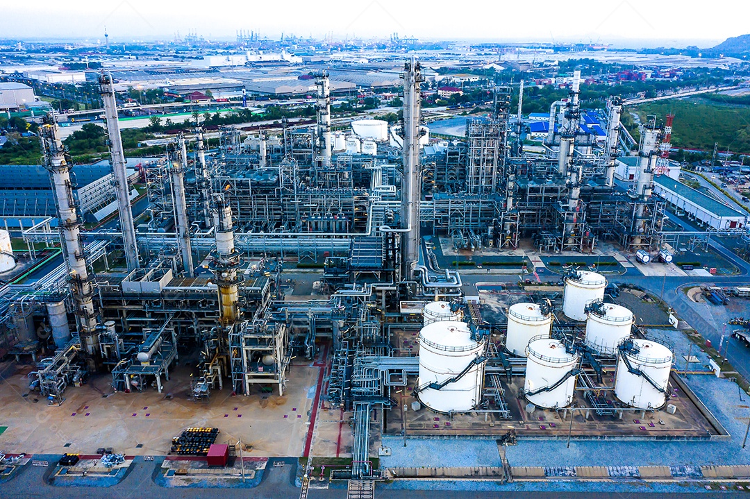 Planta de refinaria de petróleo da zona industrial, óleo e gás de vista aérea