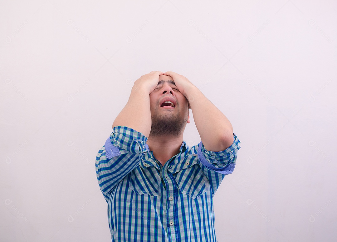 Homem asiático ansioso e estressado coloca a mão sobre a cabeça, problema